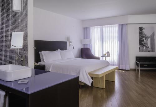 Postel nebo postele na pokoji v ubytování Fiesta Inn Queretaro