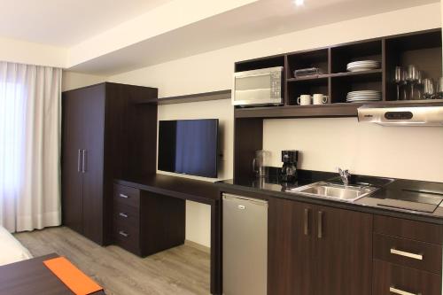 Una cocina o cocineta en Fiesta Inn Queretaro