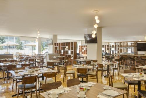 Restoran või mõni muu söögikoht majutusasutuses Fiesta Inn Guadalajara Periferico Poniente