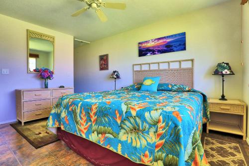 Postel nebo postele na pokoji v ubytování Keauhou Palena - 2nd floor unit overlooking the golf course KP604