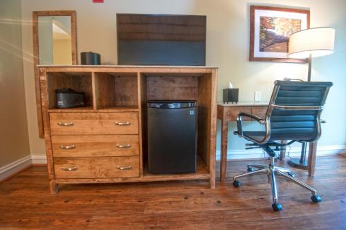 a desk with a computer and a chair in a room at Carter Caves State Resort Park in Olive Hill