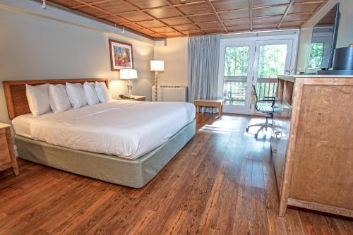 um quarto de hotel com uma cama e uma televisão em Carter Caves State Resort Park em Olive Hill
