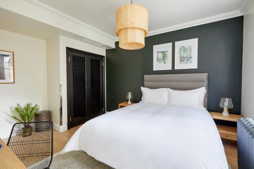 
A bed or beds in a room at Sonder l Chelsea Green

