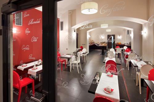 Red & Blue Design Hotel Prague tesisinde bir restoran veya yemek mekanı