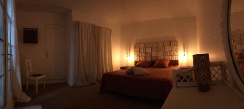 Ein Bett oder Betten in einem Zimmer der Unterkunft Suite privee Tavel - Le Mas de l Acacia