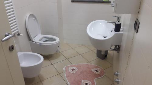 a bathroom with a toilet and a sink at Apartment Atlantic Roseto Beach in Roseto degli Abruzzi