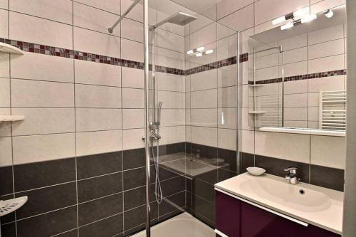 y baño con ducha acristalada y lavamanos. en Charmant T1 à proximité centre ville en Aviñón