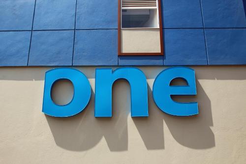 ein blaues Schild an der Seite eines Gebäudes mit einem Fenster in der Unterkunft One Villahermosa Centro in Villahermosa