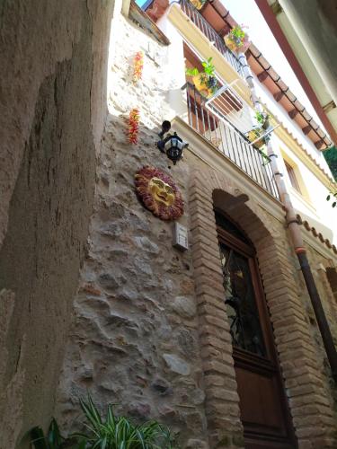 a building with a clock on the side of it at Romeo e Giulietta Scilla in Scilla