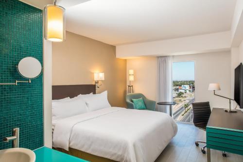 um quarto de hotel com uma cama e uma casa de banho em Fiesta Inn Los Mochis em Los Mochis