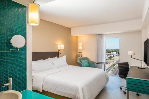 une chambre d'hôtel avec un lit et une salle de bain dans l'établissement Fiesta Inn Los Mochis, à Los Mochis