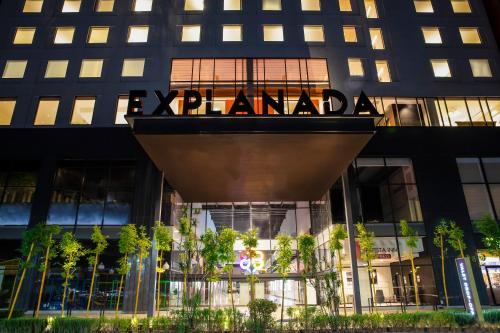 a tall building with the name of mankind on it at Fiesta Inn Express Puebla Explanada in Puebla