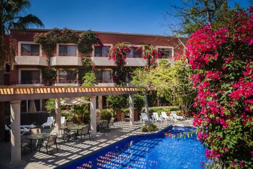 con vistas al patio de un hotel con flores rosas en Gamma Tijuana en Tijuana