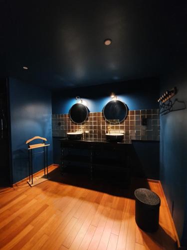 a black room with two bowls on the wall at Au secret des Brégines in Béziers