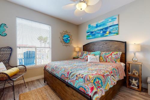 1 dormitorio con 1 cama, 1 silla y 1 ventana en Beach Club Condos II, en Corpus Christi