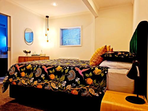 Una cama o camas en una habitación de Paradise in Rotorua