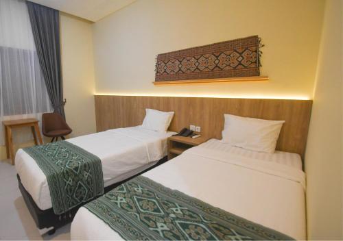 的住宿－Pasola，酒店客房设有两张床和一张桌子。