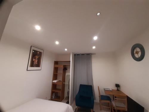 Gallery image of Appartement AAD1 Clamart 200 m du Tramway T6 st pavé blc avec cuisine séparée in Clamart