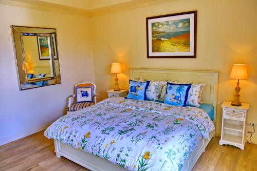 a bedroom with a bed and two lamps and a mirror at Koh Chang 6 Bedroom Villa with Private Pool and Garden in Ko Chang