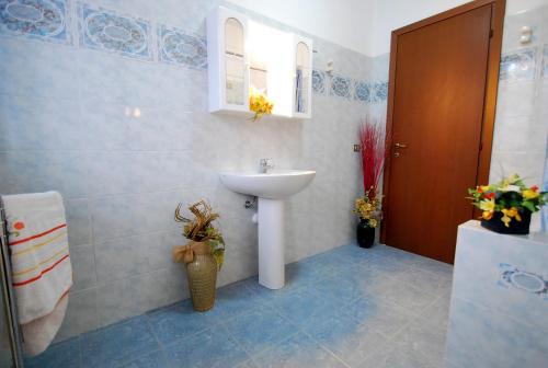 a bathroom with a sink and a mirror and a toilet at Il Piccolo Golf in Muggiò