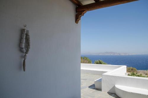 a seahorse on the wall of a white house at Balcony to the Aegean in Stení