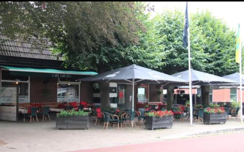 an outdoor market with tables and umbrellas at Café Langelo in Langelo