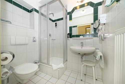 
A bathroom at Hotel zum Maximilian
