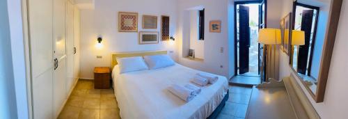 1 dormitorio con 1 cama con 2 almohadas en Villa Amalia, en Halki