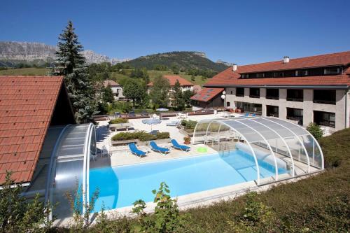 uma vista superior de uma piscina num hotel em Hotel le Chalet em Gresse-en-Vercors