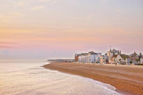 Gallery image of Seabeach Snug in Kent