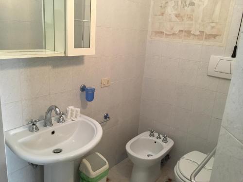 ein Bad mit einem Waschbecken und einem WC in der Unterkunft Amalfi Coast Sant'Elia in Furore