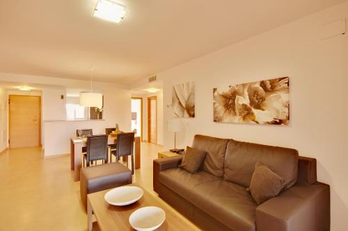 sala de estar con sofá y mesa en The Residences At Mar Menor Golf & Resort, en Torre-Pacheco