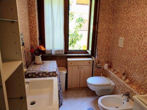 Ett badrum på Appartamento MERCATELLO
