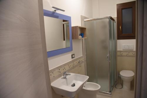 A bathroom at Il giardino dei tramonti