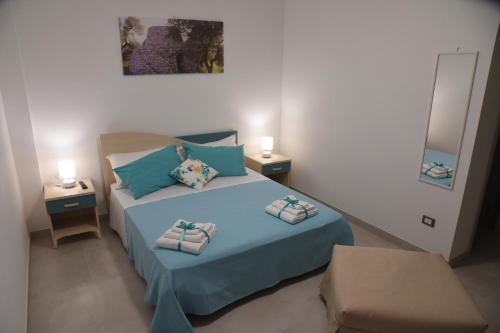 ein Schlafzimmer mit einem Bett mit zwei Kissen darauf in der Unterkunft Il giardino dei tramonti in Nardò