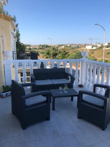 Balkón nebo terasa v ubytování Detached Extended Lola Villa