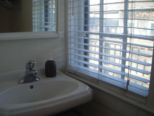 een badkamer met een wastafel en een raam bij Moffett House Inn in Provincetown