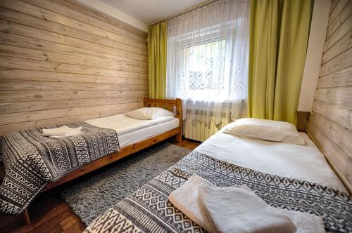 Een bed of bedden in een kamer bij Bagry Rooms