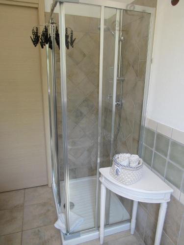 a shower stall with a cake on a table at L’ Angolo degli Ortaggi in Sassari