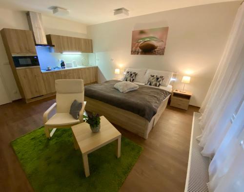 1 dormitorio pequeño con 1 cama y 1 silla en Apartmány Duo Třeboň en Třeboň