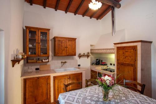 A kitchen or kitchenette at Tenuta Toscanità