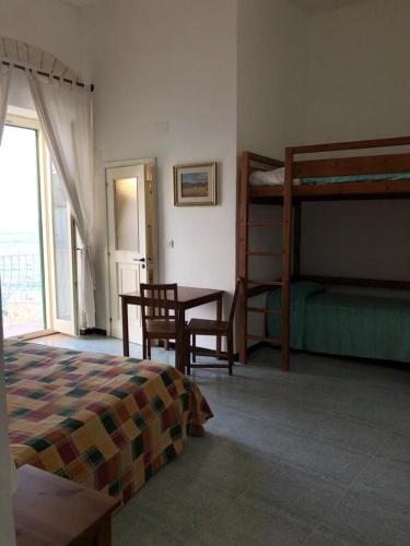 Ένα ή περισσότερα κρεβάτια σε δωμάτιο στο Rocca Sul Mare Hotel