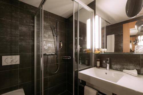 A bathroom at Hotel Löwen