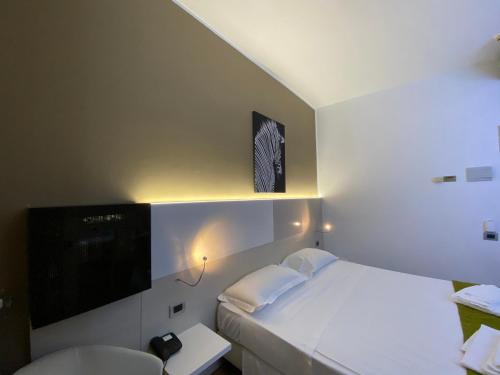 a hotel room with a bed and a tv at Hotel Ristorante Novara Expo in Bareggio