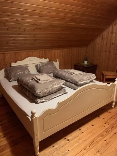 Säng eller sängar i ett rum på Sjarmerende overnatting sentralt i Vest-Telemark