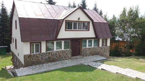 una casa con tetto marrone di Cabana Rânca a Ranca