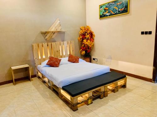 Katil atau katil-katil dalam bilik di Hotel Santoso Batu