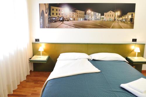 Postel nebo postele na pokoji v ubytování Rometta Hotel