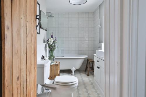 La salle de bains est pourvue d'une baignoire, de toilettes et d'un lavabo. dans l'établissement Jasmine Cottage, Upper Slaughter, Cotswolds, à Cheltenham