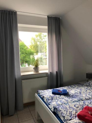 um quarto com uma cama e uma janela em Haus Trossenstek V em Büsum